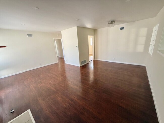 Building Photo - **LA MIRADA** Beautifully Maintained 3-Bed...