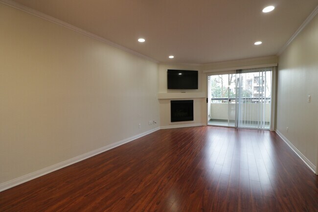 Building Photo - 5545 Canoga Ave