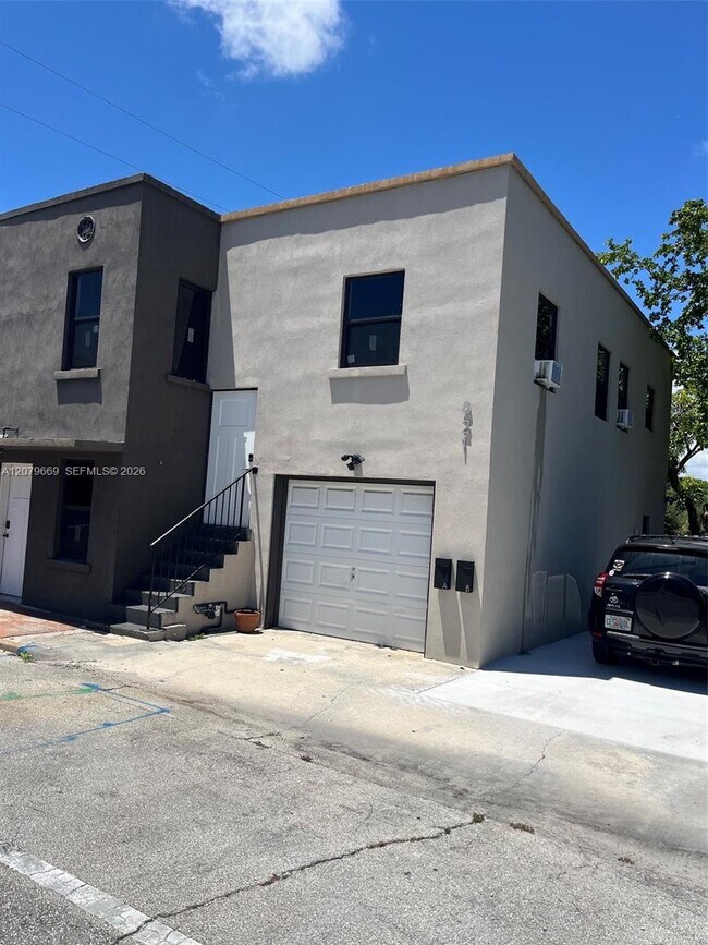 Building Photo - 821 N Tamarind Ave