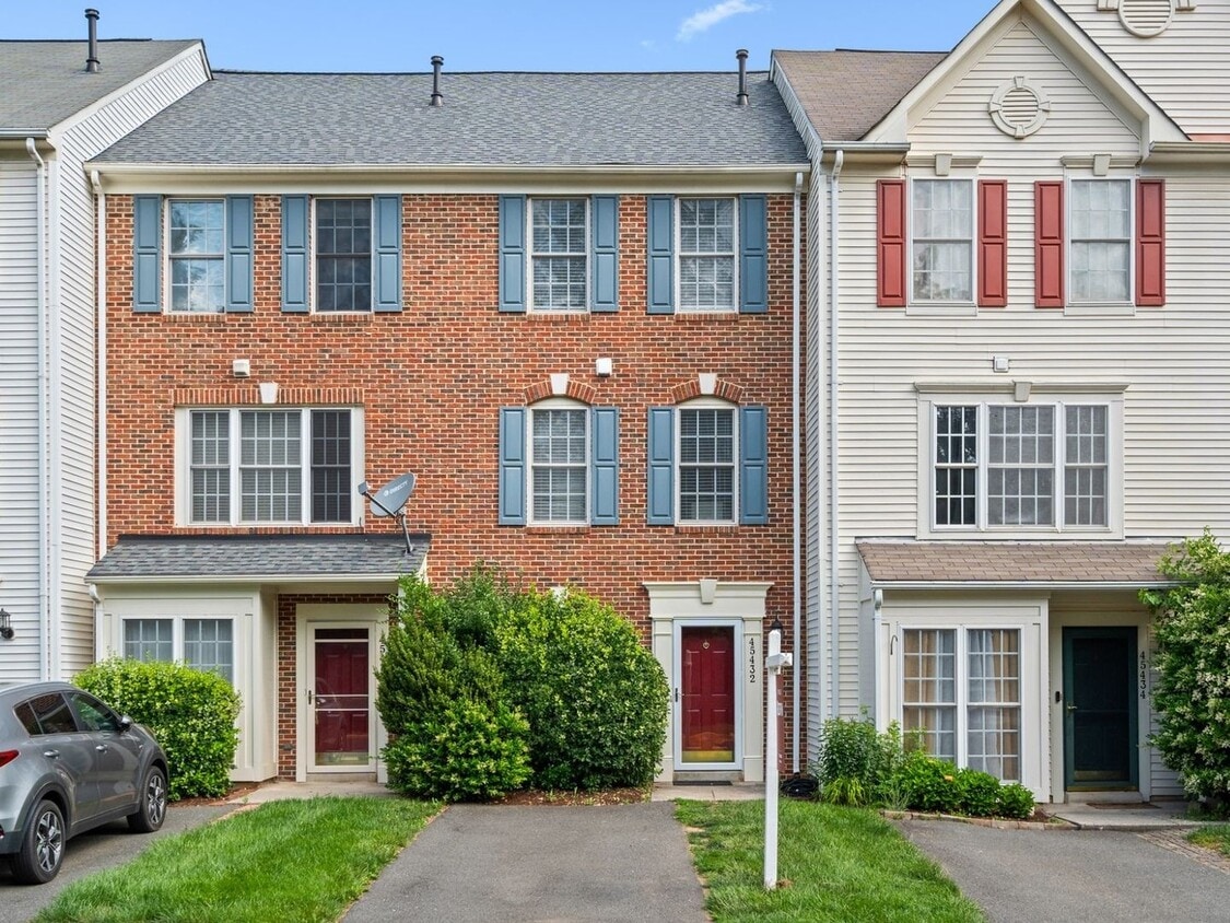 Primary Photo - 3 Bedroom Townhome in Sterling