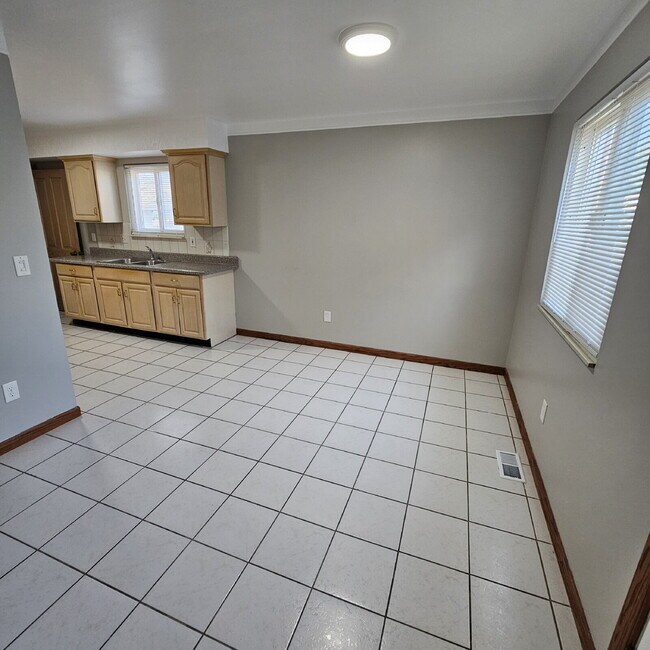 Foto del edificio - 3 Bedroom Ranch, Eat-In Kitchen, All Appliances, Big Basement with Extra Storage, 2 Car Garage.