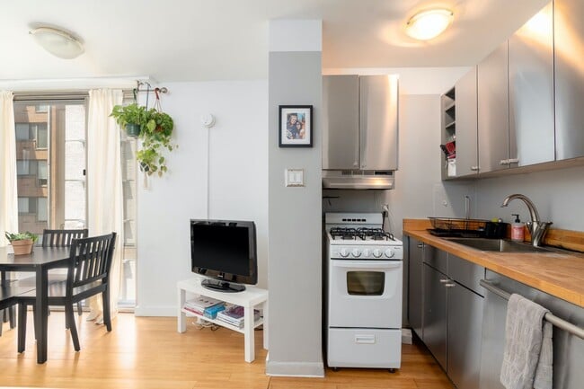 Photo - Sunlit 1BR Apartment with a Versatile Second Room at Claridge House