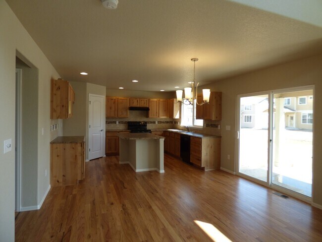 Foto del edificio - Lovely 2 Story Home in Windsor's Raindance Community! Corner Lot!