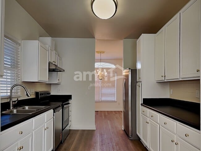 Building Photo - 1312 Ujamaa Dr