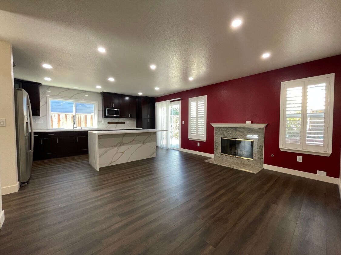 Foto principal - Fremont: Updated 4 Bedroom, 3 Bathroom, 2 Car Garage