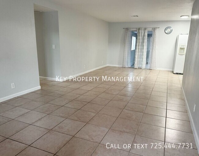 Foto del edificio - SINGLE STORY 4 BEDROOM WITH POOL WITH MODE...