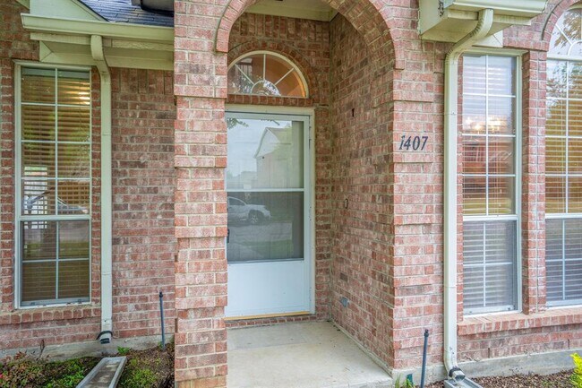 Building Photo - 1407 Ross Dr