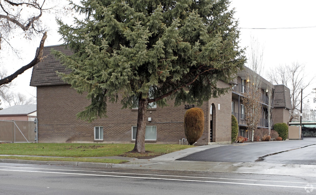 Primary Photo - Parkway Apartments