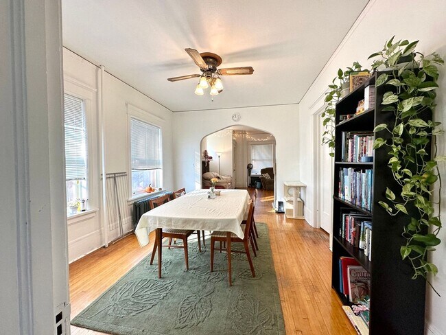 Foto del edificio - AVAILABLE JUNE - 3 Bed 1 Bath in Central Location