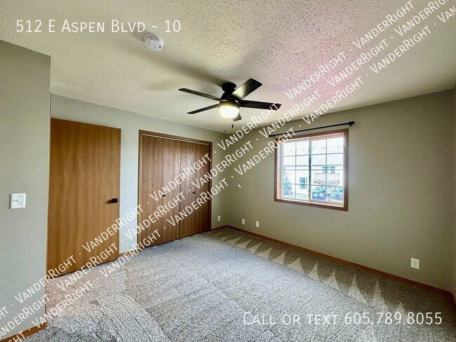 Building Photo - Updated 2 Bedroom Apartment! FREE Garage!