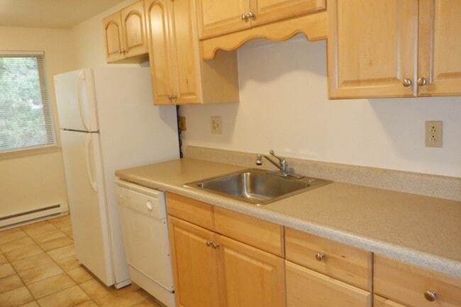 Building Photo - Conveniently Located 2 Bed/1 Bath Unit on ...