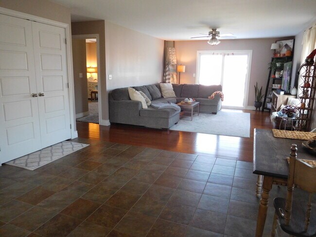 Building Photo - 428 W Deerwood Dr