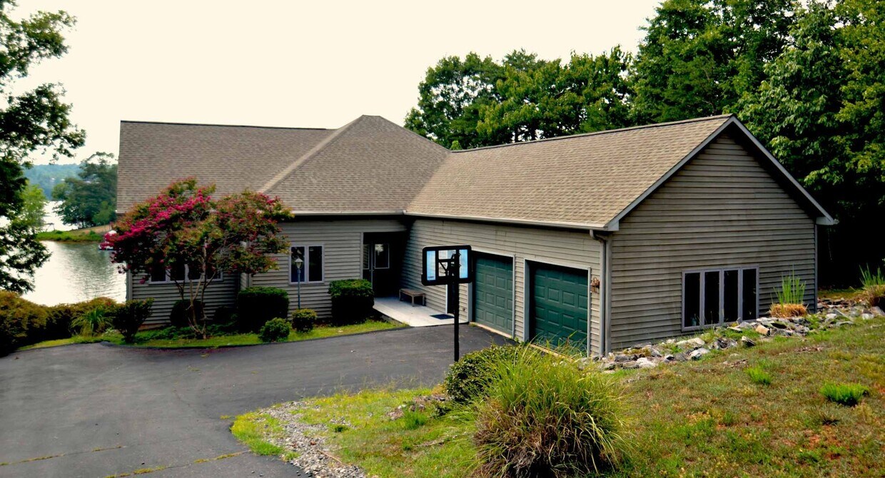 Foto principal - 4 Bedroom || 3 Bathroom home on Leesville ...