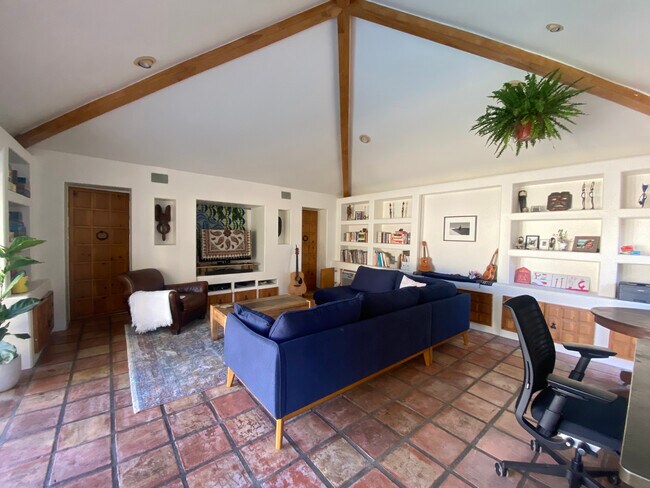 Foto del edificio - 1040 N Maple St