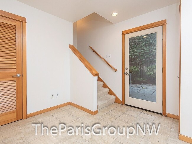Building Photo - Gorgeous Greenwood Townhome * Walk to Lake...