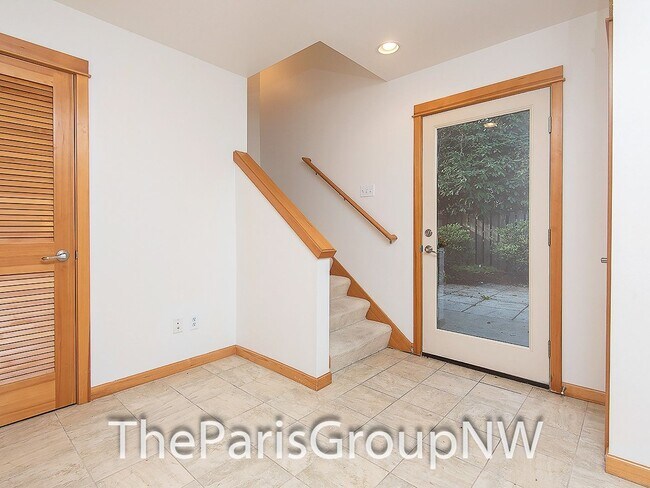Foto del edificio - Gorgeous Greenwood Townhome * Walk to Lake...