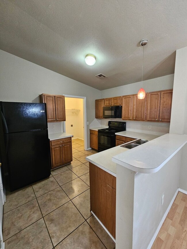 Building Photo - (3) Bed/(2) Bath Avail NOW! Close to Trail...