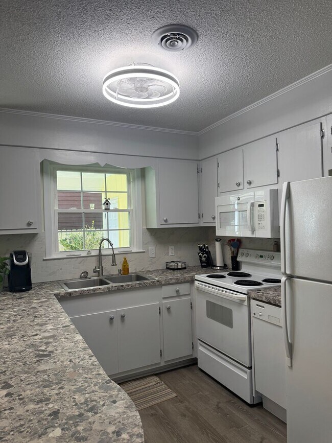 Foto del edificio - FULLY FURNISHED Wooded Oak Island area  3 ...