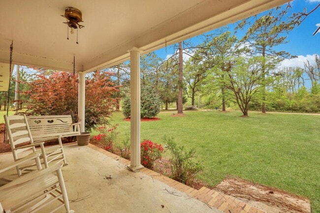 Foto del edificio - 3bd 2ba HOME FOR RENT on LARGE LOT!