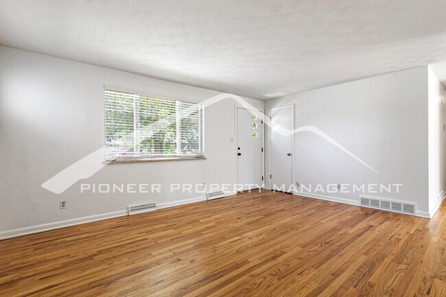 Building Photo - Charming Single Family Home with Attached ...