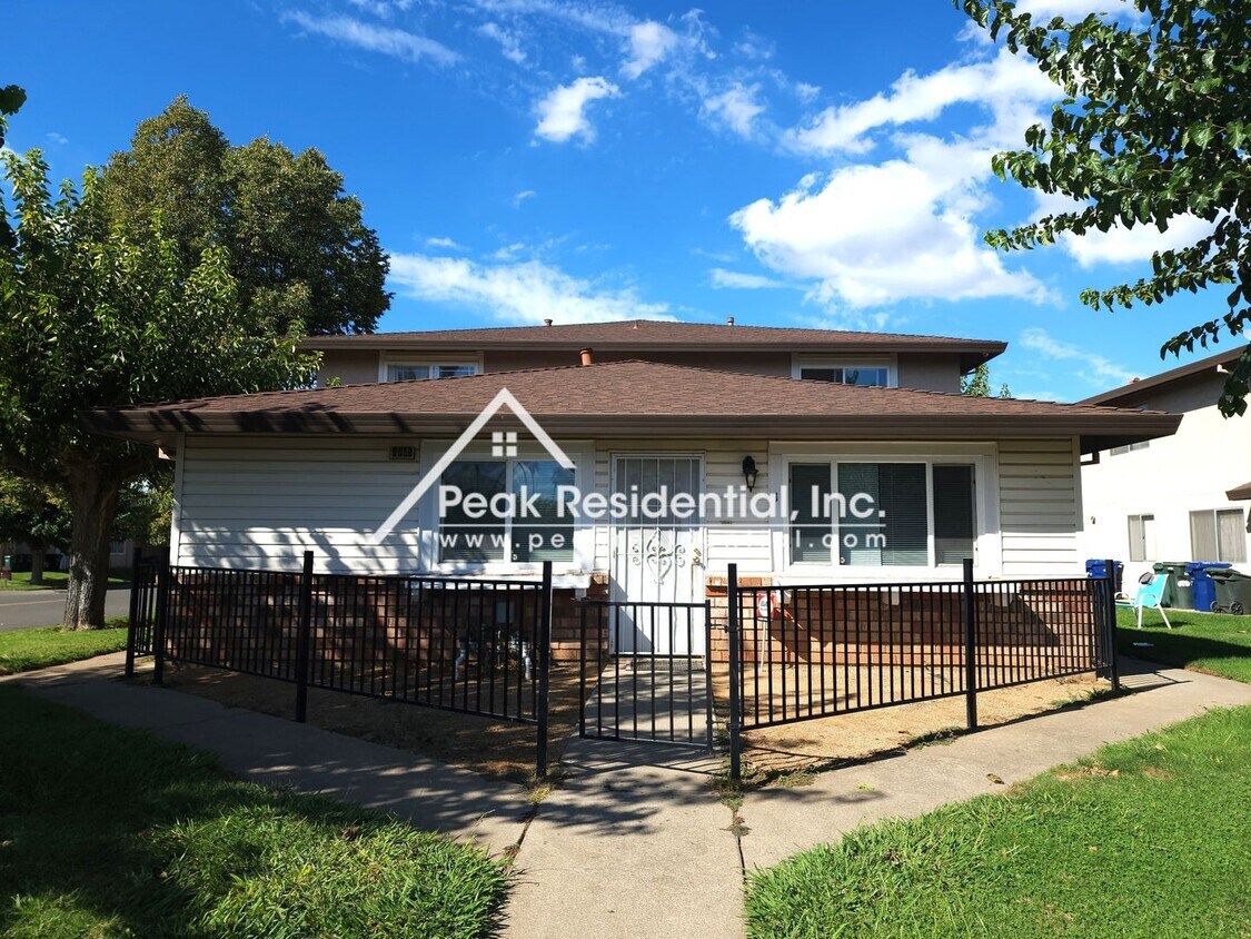 Primary Photo - Cute 2bd/1ba Fourplex with Garage near Wat...