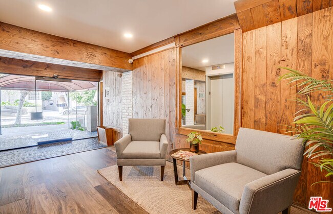 Building Photo - 532 N Rossmore Ave