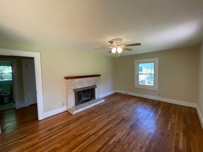 Foto del edificio - 3 bedroom 1 bathroom house available.   Pe...