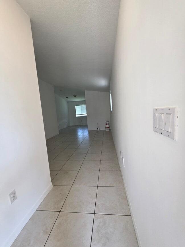 entrada - 3398 NE 9th Dr