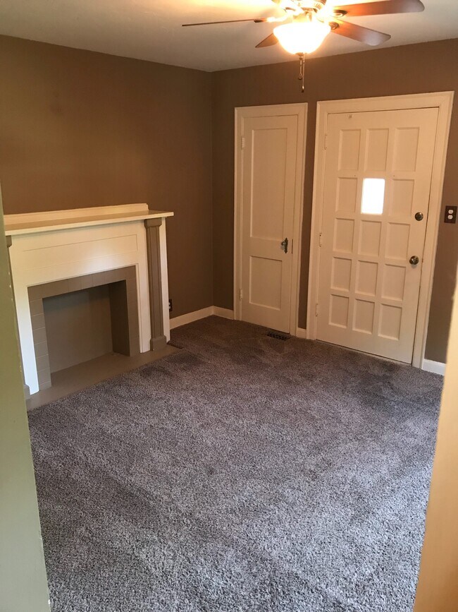 Living Room - 1448 N Woodland Ave