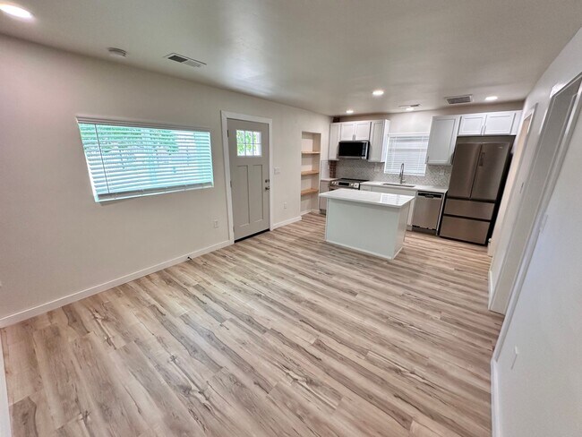 Foto del edificio - Luxurious 1 Bed 1 Bath Home: Your Oasis Aw...