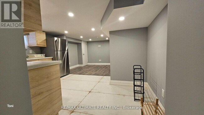 Building Photo - 494 Lauder Ave