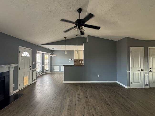 Foto del edificio - Charming 3 Bed 2 Bath Raeford Home with Fenced Backyard