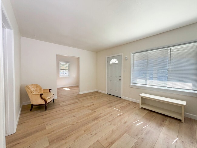 Building Photo - 1722 E Victoria Ave