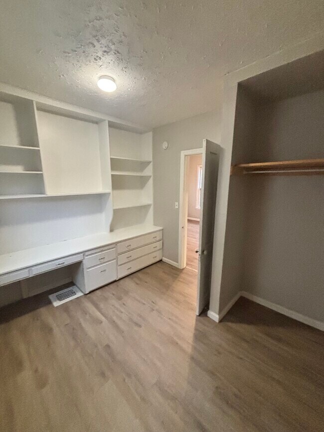 Foto del edificio - 1813 Willowdale Ave