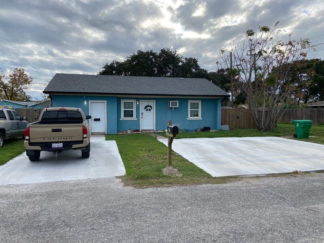 405 W Stoddard Ave Unit A, Aransas Pass, TX 78336 Apartments in