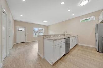 Building Photo - 104 E Overton St