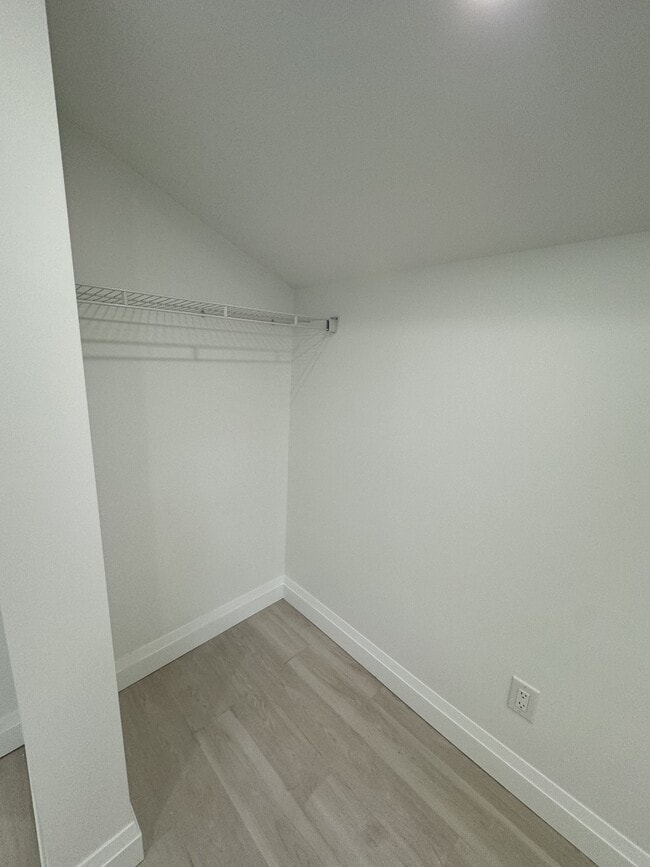 Building Photo - 833 Albert Rd