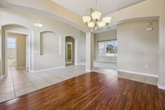 Foto del edificio - Spacious 4-Bedroom Gem with 3 Baths and 2238 Sq Ft of Comfort in Clermont!