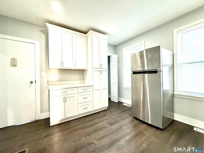 Foto del edificio - 7 Burritt Ave