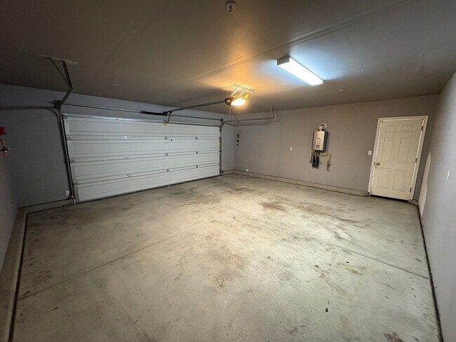 Building Photo - Gorgeous NW Visalia home Available Now!