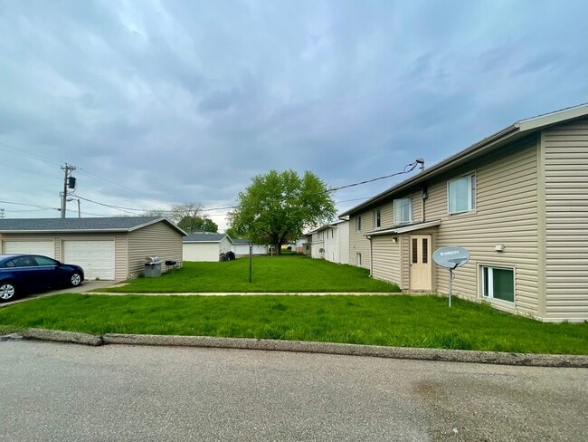 Building Photo - 1 bed 1 bath apartment with LVP flooring