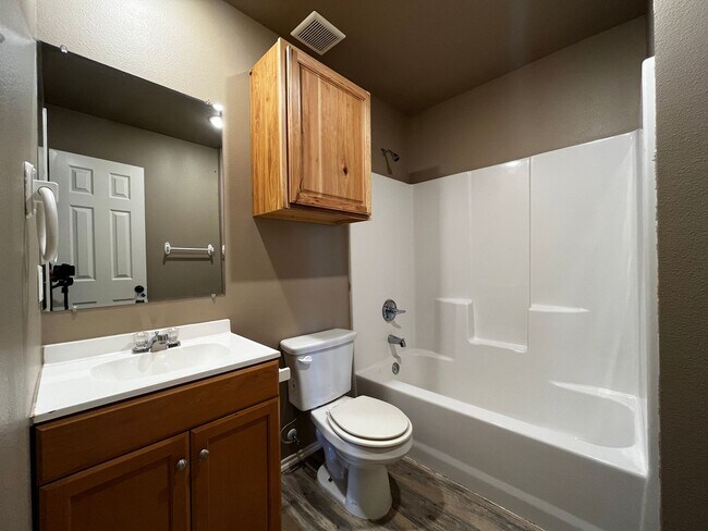 Foto del edificio - Cozy 3-Bedroom, 2-Bathroom Home with Garage in East Lubbock
