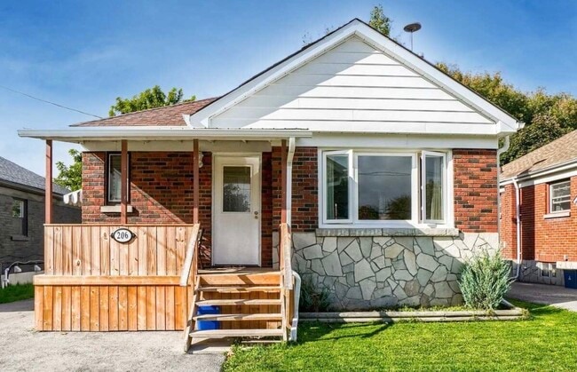 Building Photo - 206 Wilson Rd S