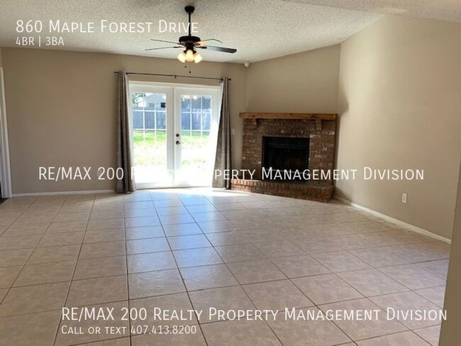 Building Photo - Location, location, location! Beautiful 4/...