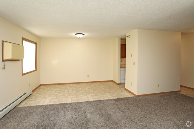 2BR, 1BA - 913 SF - Eastwood