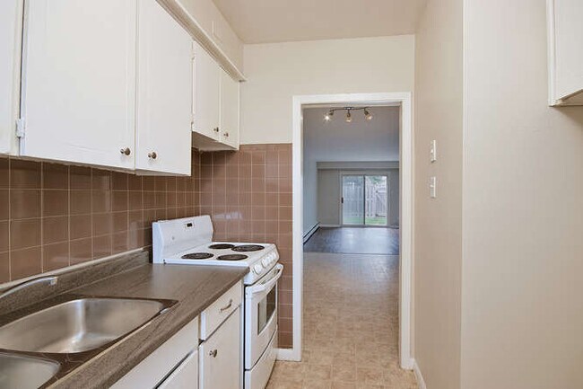 Photo du bâtiment - RENOVATED TWO BEDROOM TOWNHOME IN NORTHEAS...