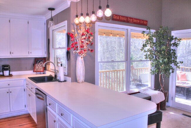 Foto del edificio - Beautiful home with Fenced Yard & Screened Porch!