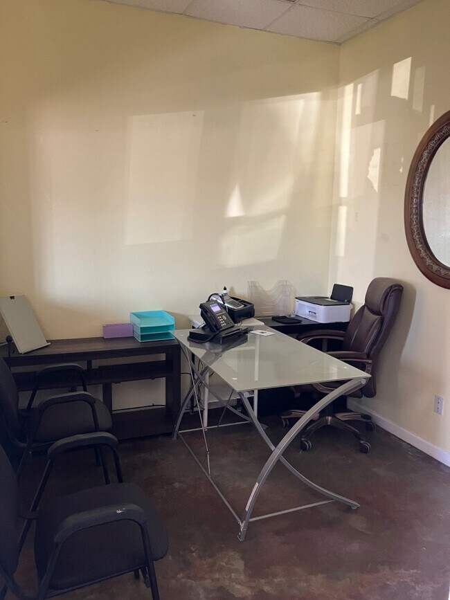 Foto del edificio - 808 W Dickinson Blvd