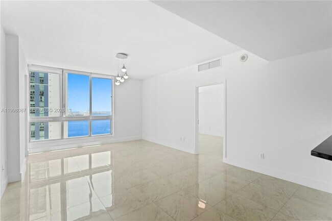 Foto del edificio - 300 S Biscayne Blvd