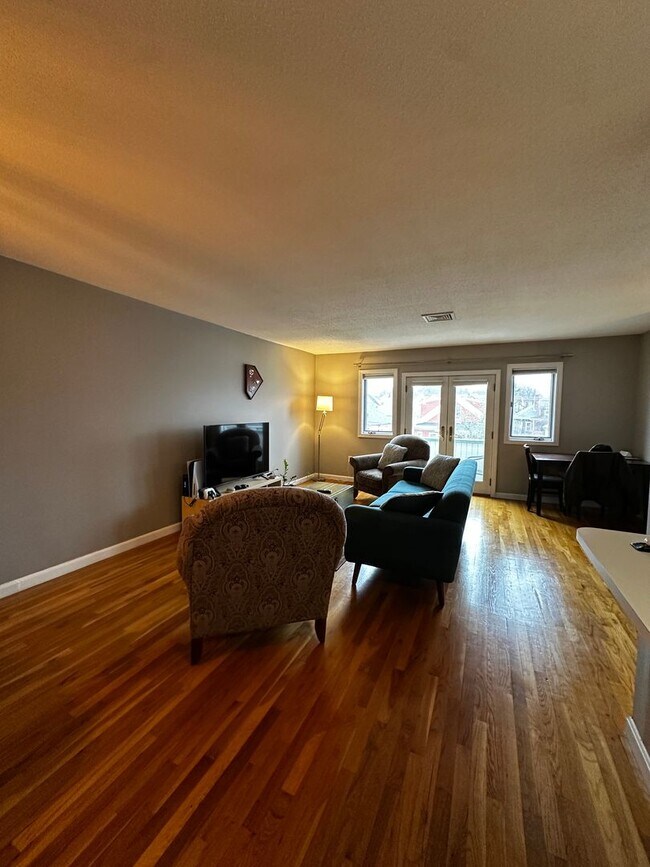 Foto del edificio - Spacious 2-Bed, 2-Bath Condo with 2 Parkin...